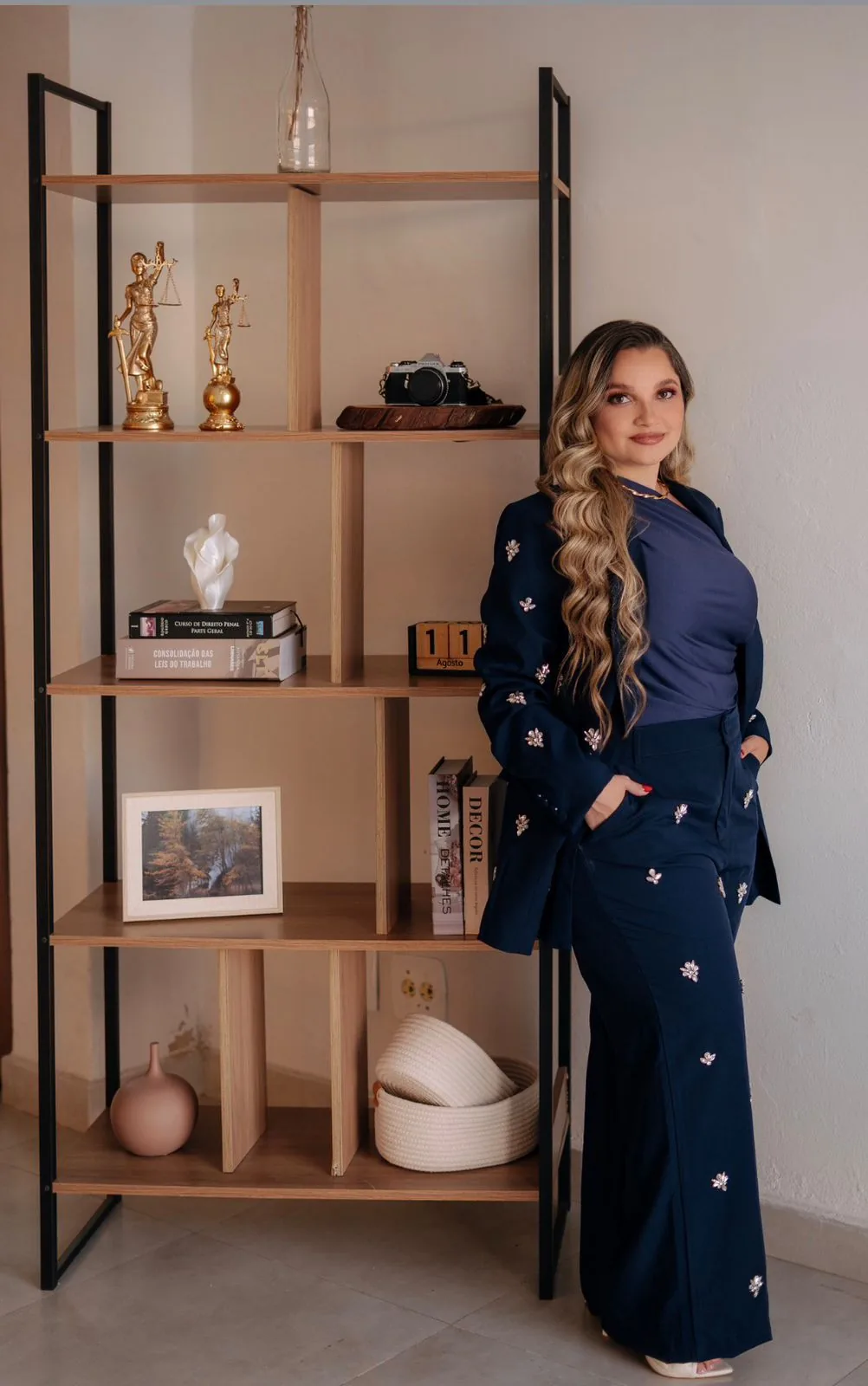 Camila Rodrigues, advogada, no escritório